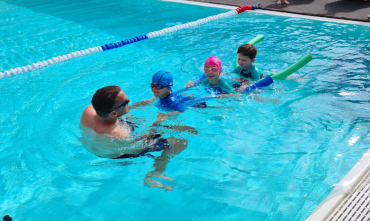 Guillaume Fassora maître nageur en cours collectif dans la piscine