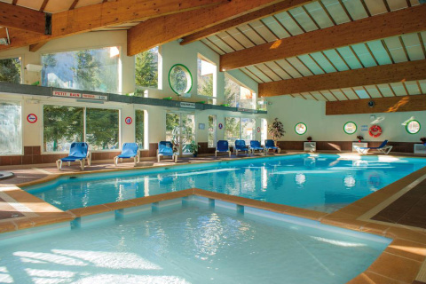 Les bassins de la piscine couverten des vacances bleus à Villeneuve la Salle, Serre-Chevalier Vallée